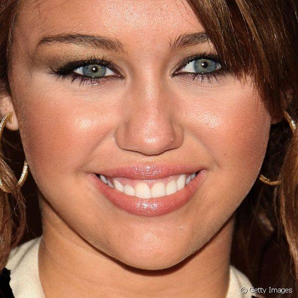 Para o 42nd Annual Country Music Awards, a cantora usou olhos delineados pretos com somvra dourada esfumada al?m dos limites do c?ncavo